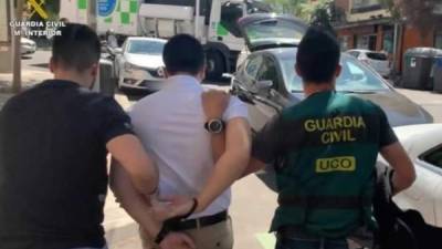 Fotografía facilitada por la Guardia Civil que ha detenido al mayor ciber-estafador de la historia de España: un joven de 23 años, escurridizo y violento que llegaba a manejar ingresos de hasta 300,000 euros al mes y que tenía bajo sus órdenes y a sueldo a un importante grupo criminal. EFE