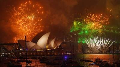 Fuegos artificiales para celebrar la llegada del año nuevo en la bahía de Sydney. EFE