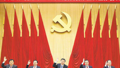 El presidente del Partido Comunista de China, Xi Jinping (centro), destacó que las fuerzas del mercado jugarán un papel ‘decisivo’ en la economía del país.