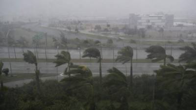 Los primeros vientos del huracán Irma han provocado la caida de ramas que han dejado sin energía varias zonas de Florida.