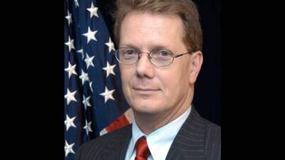 James D. Nealon es funcionario de carrera del servicio exterior de Estados Unidos desde 1984.
