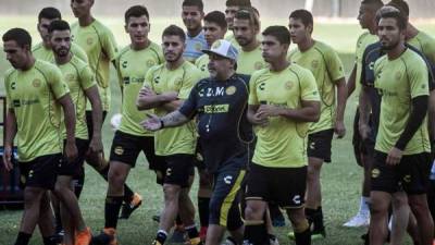 Diego Armando Maradona llegó para esta temporada a los Dorados de Sinaloa del Ascenso de México y está obteniendo grandes resultados. Hoy se revela que el astro argentino incentiva a sus jugadores de manera sorpresiva. Además el astro arriba a sus 58 años de edad este 30 de octubre.