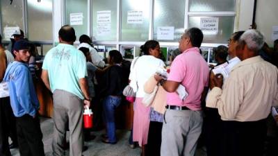 A diario, cientos de enfermos llegan a las farmacias de consulta externa del Rivas en busca de medicamentos.