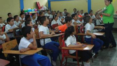 Trabajo. Docente da clases a alumnos de tercer grado.