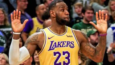 La superestrella de los Lakers, el alero LeBron James, reanudó la preparación física desde el lunes, con la ayuda del entrenador de atletismo Mike Mancias en su casa localizada en Los Angeles. Foto EFE