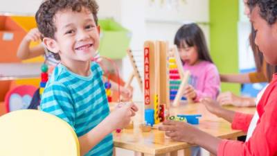 Dígale a su hijo que el primer día de clases será divertido y hará nuevos amigos.