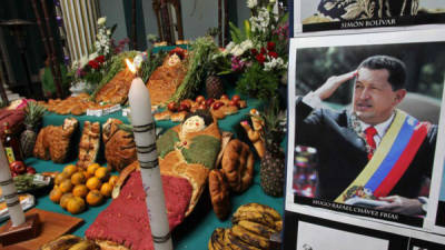 ista de un altar del Día de Difuntos con la fotografía del fallecido presidente de Venezuela, Hugo Chávez, hoy, viernes 1 de noviembre de 2013, en la sede del Ministerio de Exteriores en La Paz (Bolivia).