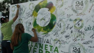 Los sampedranos que estamparon sus firmas en contra del calentamiento globalcolocaron su nombre en el mural conmemorativo del Festival Planeta Verde. Foto José Cantarero