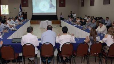 Rommel Hawit, directivo de la Ccic, en representación del presidente de esa organización, dijo que la “simplificación adminitrativa generará inversión y empleo” al recibir a María Antonia Rivera, designada presidencial, y funcionarios del Instituto Nacional de Migración, Agencia de Regulación Sanitaria y otras entidades.