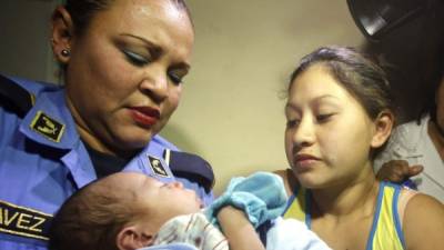 Jennifer García -derecha- espera tener a su bebé en casa en las próxima horas y pide a la policía protección.