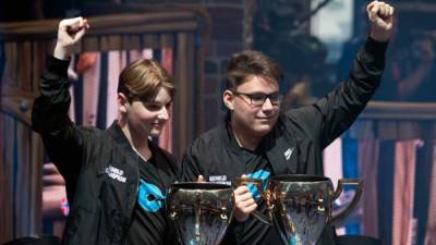 Emil Bergquist Pedersen, apodado Nyhrox, y su compañero austriaco Thomas Arnould, conocido como Aqua celebran tras ganar la final del mundial de Fortnite. AFP