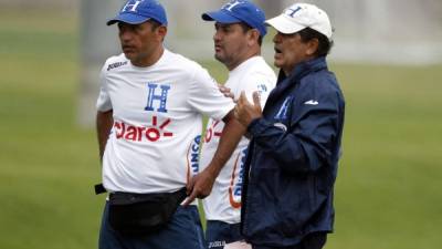 Jorge Luis Pinto junto a parte de su cuerpo técnico en Dallas. Foto Juan Salgado/Enviado Especial