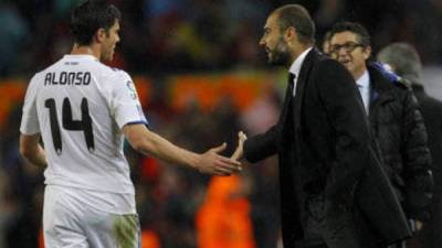 Xabi Alonso y Pep Guardiola, en un clásico español de hace unas temporadas.