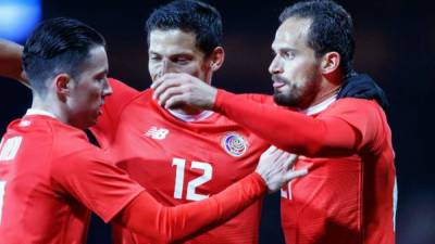 Marcos Ureña celebra con sus compañeros el gol que marcó contra Escocia. Foto EFE