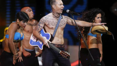 El cantante hondureño Polache, durante su participación anoche en la primera jornada del Festival Internacional de la Canción de Viña del Mar que tiene lugar entre el 23 y 28 de febrero, en la Quinta Vergara, a 100 km al oeste de Santiago de Chile, y cuenta con la participación de artistas internacionales como Ricky Martin, Rod Stewart y Laura Pausini. EFE