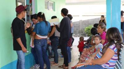 Decenas de pacientes acuden a diario al centro asistencial que está próximo a ser inaugurado. Fotos: Efraín Molina