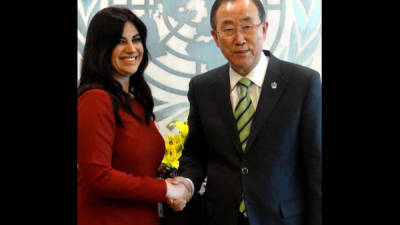 La embajadora de Honduras ante las Naciones Unidas, Lizzy Flores, tras reunirse con el secretario general de la ONU, Ban Ki-moon.