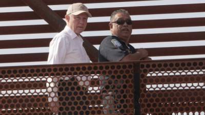 El fiscal general de EUA, Jeff Sessions, visitó la frontera entre México y Estados Unidos. EFE.