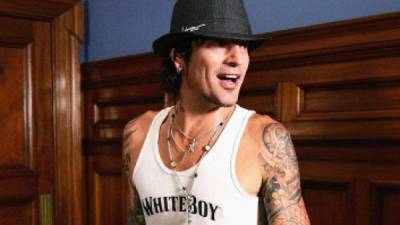 Tommy Lee y Brandon Lee. El roquero Tommy Lee quiere una orden de restricción contra su hijo. El exbaterista de Mötley Crüe compartió una foto en su cuenta de Instagram donde mostró sus labios hinchados, luego de la golpiza que su hijo Brandon, a quien procreó con Pamela Anderson, le propinó.