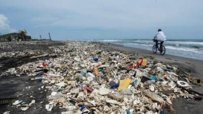 Toneladas de basura recogen cuadrillas municipales y del programa gubernamental Chamba Comunitaria en las playas de Omoa. Foto: Wendell Escoto.