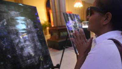 Leda Díaz apreció el rostro de Jesucristo en la exposición del Sudario.