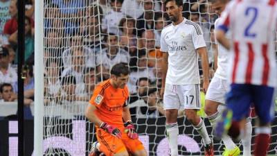 Iker Casillas y Álvaro Arbeloa lamentan un gol del Atlético.