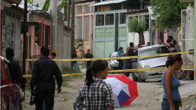 El cuerpo de Naín Paz Fernández yacía a unos metros de su casa de habitación.