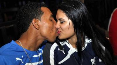 Woodrow West besando a su nueva novia Saudy Ramos. Foto Neptalí Romero