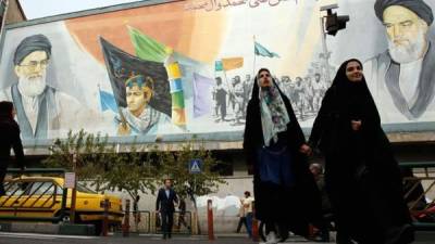 Dos mujeres iraníes pasean por las calles de Teherán, hoy. EFE