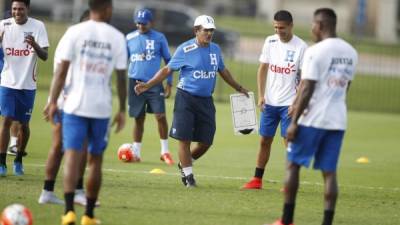 Los jugadores catrachos entrenan en el complejo Toyota Center de Dallas.