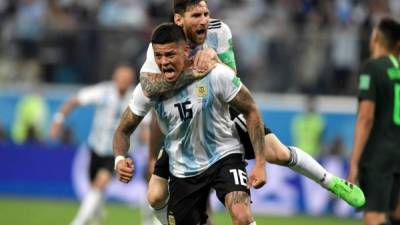 Messi se sube sobre Marcos Rojo para celebrar el gol de la victoria y clasificación de Argentina a octavos de final del Mundial de Rusia 2018. Foto AFP