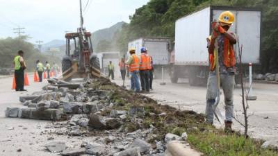 Operarios de la Municipalidad rompen la mediana como solución temporal al tráfico. Foto: Henry García.