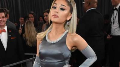 Ariana Grande consiguió una orden de alejamiento contra un fanático obsesionado.