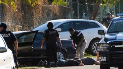 La policía detiene a dos sospechosos del tiroteo en la sede de la Fiscalía en Quintana Roo. AFP.