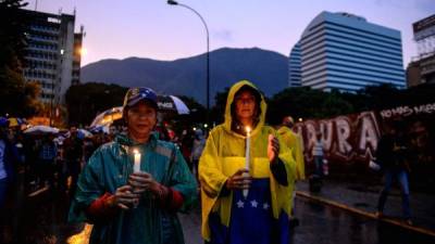Desafiando la lluvia, los venezolanos salieron a la calle a manifestarse contra el gobierno de Nicolás Maduro.