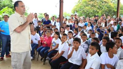 El alcalde Armando Calidonio motivó a los niños a proteger los bosques.