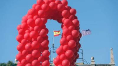 Un lazo de globos rojos instalado en la Plaza de la Virgen de Valencia (España) conmemora el Día Mundial contra el Sida.EFE/Archivo