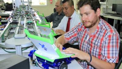 Catedráticos prueban los robots del proyecto uruguayo Butiá en UTH.