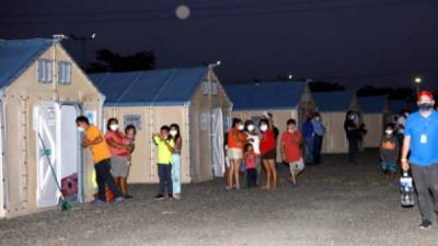 Las casas portátiles donadas por el Alto Comisionado de las Naciones Unidas para los Refugiados (Acnur) cuentan con una cama, una cuna y un panel solar para la iluminación.