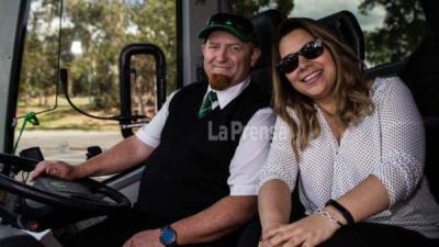 El australiano Nathan Blackler con nuestra corresponsal en Australia, la periodista Aleyda Alvarado.