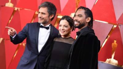 Mexican actor Gael Garcia Bernal (L), Mexican singer Natalia Lafourcade (C) and US singer Miguel arrive for the 90th Annual Academy Awards on March 4, 2018, in Hollywood, California. / AFP PHOTO / ANGELA WEISS