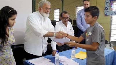 Monseñor Rómulo Emiliani y René Corea, de la Fundación, entregan los diplomas a los graduandos. Foto: Yoseph Amaya