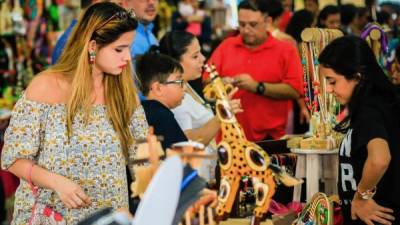 Mipymes ofrecieron sus productos durante la Feria Juniana. Foto: Melvin Cubas.