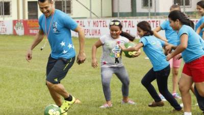 Roger Espinoza, futbolista hondureño de la MLS y de la Selección, compartió con niños de la Fundación Unbound.