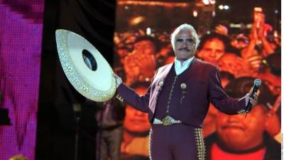 Con más de cinco décadas de trayectoria, a sus 76 años, el charro mexicano Vicente Fernández se despide hoy de los escenarios con un concierto gratuito en el estadio Azteca.