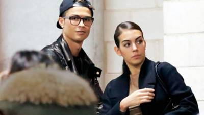 La revista ¡Hola! publicó esta imagen de Cristiano Ronaldo junto a Goergina Rodríguez.