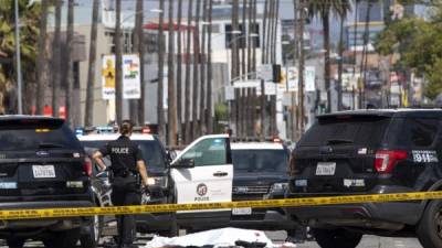 Un hombre fue abatido por agentes del LAPD tras impactar contra su patrulla y amenazarlos./AFP.