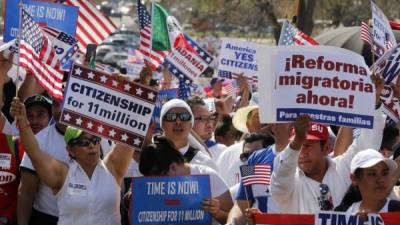 Los inmigrantes en EUA exigen a Obama que no espere más para anunciar su ley ejecutiva que aliviará la situación de millones de indocumentados.