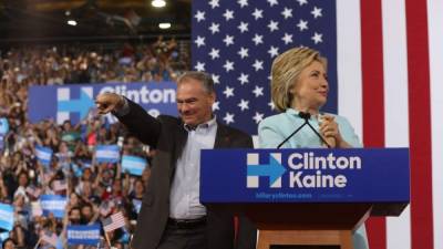 Casual y cercano a los votantes latinos lució Tim Kaine durante su presentación como vicepresidente de Hillary Clinton en la carrera hacia la Casa Blanca.