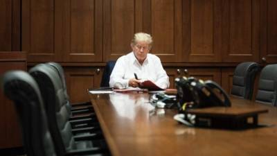 La Casa Blanca divulgó una imagen de Trump trabajando desde su suite presidencial en el hospital militar Walter Reed.